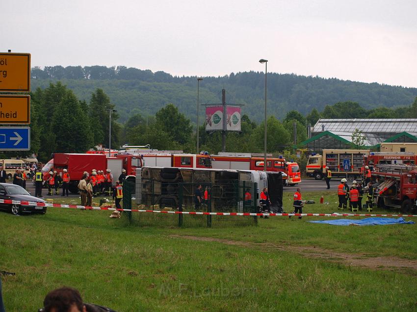 Schwerer Unfall mit Reisebus Lohmar Donrather Dreieck P274.JPG